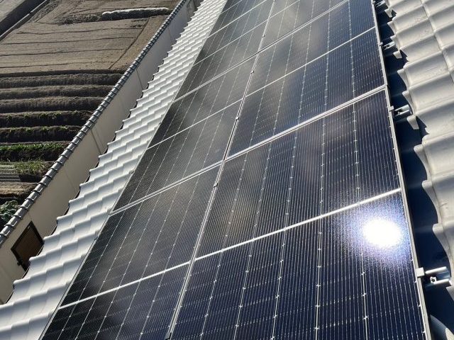 中間町での屋根に設置された太陽光パネル